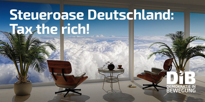 Der Blick geht - aus einem großzügigen Raum, mit Palmen in Töpfen und Entspannungssesseln - hinaus durch eine  riesige Fensterfront.
Draußen sieht man herrlich blauen Himmel, über einer geschlossenen,  schneeweißen Wolkendecke. Der Raum muss also über den Wolken liegen.
Text oben: Steueroase Deutschland: Tax the rich!
Logo unten: Demokratie in Bewegung